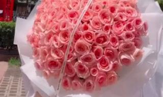 郑州地铁口摆满鲜花